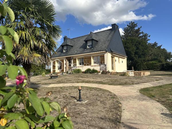 Dans un environnement verdoyant et paisible, à quelques minutes des commodités et des écoles, cette maison néo-bretonne bien entretenue offre un cadre agréable pour une vie de famille.

Le rez-de-chaussée se compose d’un salon-séjour avec cheminée-insert, d’une cuisine aménagée et équipée, de deux chambres, d’une salle de bains et de WC indépendants.

À l’étage, trois chambres supplémentaires, un bureau et des WC viennent compléter l’espace de vie.

Le sous-sol complet apporte de nombreux espaces pratiques avec garage, cellier, cave et chaufferie.

À l’extérieur, vous profiterez d’un terrain arboré d’environ 1 700 m², agrémenté d’une terrasse.

La maison est raccordée au tout-à-l’égout et est équipée d'une pompe à chaleur neuve.

À proximité du Lac au Duc, un environnement agréable pour apprécier les extérieurs et les belles balades aux alentours.
