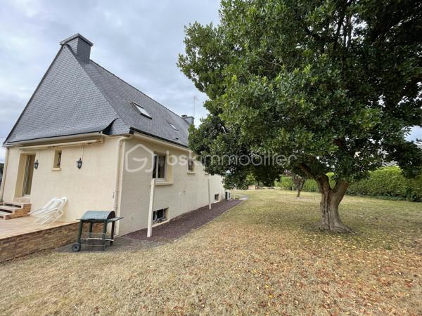 Dans un environnement verdoyant et paisible, à quelques minutes des commodités et des écoles, cette maison néo-bretonne bien entretenue offre un cadre agréable pour une vie de famille.

Le rez-de-chaussée se compose d’un salon-séjour avec cheminée-insert, d’une cuisine aménagée et équipée, de deux chambres, d’une salle de bains et de WC indépendants.

À l’étage, trois chambres supplémentaires, un bureau et des WC viennent compléter l’espace de vie.

Le sous-sol complet apporte de nombreux espaces pratiques avec garage, cellier, cave et chaufferie.

À l’extérieur, vous profiterez d’un terrain arboré d’environ 1 700 m², agrémenté d’une terrasse.

La maison est raccordée au tout-à-l’égout et est équipée d'une pompe à chaleur neuve.

À proximité du Lac au Duc, un environnement agréable pour apprécier les extérieurs et les belles balades aux alentours.