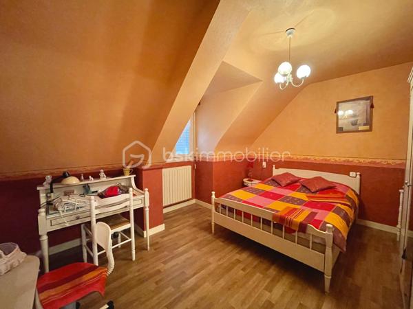 Dans un environnement verdoyant et paisible, à quelques minutes des commodités et des écoles, cette maison néo-bretonne bien entretenue offre un cadre agréable pour une vie de famille.

Le rez-de-chaussée se compose d’un salon-séjour avec cheminée-insert, d’une cuisine aménagée et équipée, de deux chambres, d’une salle de bains et de WC indépendants.

À l’étage, trois chambres supplémentaires, un bureau et des WC viennent compléter l’espace de vie.

Le sous-sol complet apporte de nombreux espaces pratiques avec garage, cellier, cave et chaufferie.

À l’extérieur, vous profiterez d’un terrain arboré d’environ 1 700 m², agrémenté d’une terrasse.

La maison est raccordée au tout-à-l’égout et est équipée d'une pompe à chaleur neuve.

À proximité du Lac au Duc, un environnement agréable pour apprécier les extérieurs et les belles balades aux alentours.