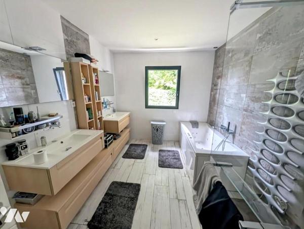 PLEUMEUR-BODOU – RARE : GRANDE MAISON PLAIN-PIED RÉCENTE AU CALME, PROCHE ÉCOLES ET COMMERCES
