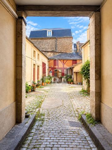 À VENDRE ? UN APPARTEMENT DE CHARME DE 170 m² À NEVERS !