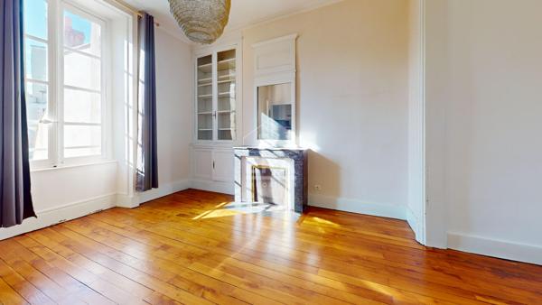 À VENDRE ? UN APPARTEMENT DE CHARME DE 170 m² À NEVERS !