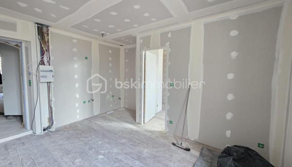 Situé à Rabastens, au premier étage d'un bâtiment datant de 1800, découvrez cet appartement de 27,2 m² qui allie le cachet de l’ancien à un beau potentiel d’aménagement.

L’appartement se compose de :
- Une pièce de vie avec cuisine ouverte,
- Une chambre,
- Une salle d’eau.

Un projet de rénovation maîtrisé : les travaux principaux de rénovation sont pris en charge par le vendeur, avec une livraison prévisionnelle en décembre 2026.
Vous pourrez personnaliser les finitions selon vos goûts : les revêtements de sol, les meubles de cuisine et les meubles de salle d’eau resteront à la charge de l’acquéreur.
Un nouveau système de chauffage électrique sera installé. La réalisation d’un nouveau DPE permettra de confirmer la performance énergétique du logement : une classe C est envisagée à titre prévisionnel.

Un bien idéal pour habiter ou investir : que vous recherchiez votre futur chez-vous ou un investissement locatif, cet appartement offre une belle opportunité de valorisation.
Loyer mensuel envisagé : 400 € / mois, soit 4 800 € de loyers annuels bruts, avant charges et fiscalité.

Attention, vous avez également la possibilité de jouir d'un jardin privatif de 30 m² selon l'option choisie. Contactez-moi pour plus d’informations ou pour organiser une visite.