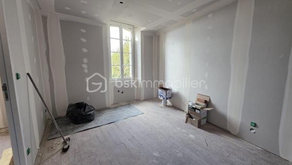 Situé à Rabastens, au premier étage d'un bâtiment datant de 1800, découvrez cet appartement de 27,2 m² qui allie le cachet de l’ancien à un beau potentiel d’aménagement.

L’appartement se compose de :
- Une pièce de vie avec cuisine ouverte,
- Une chambre,
- Une salle d’eau.

Un projet de rénovation maîtrisé : les travaux principaux de rénovation sont pris en charge par le vendeur, avec une livraison prévisionnelle en décembre 2026.
Vous pourrez personnaliser les finitions selon vos goûts : les revêtements de sol, les meubles de cuisine et les meubles de salle d’eau resteront à la charge de l’acquéreur.
Un nouveau système de chauffage électrique sera installé. La réalisation d’un nouveau DPE permettra de confirmer la performance énergétique du logement : une classe C est envisagée à titre prévisionnel.

Un bien idéal pour habiter ou investir : que vous recherchiez votre futur chez-vous ou un investissement locatif, cet appartement offre une belle opportunité de valorisation.
Loyer mensuel envisagé : 400 € / mois, soit 4 800 € de loyers annuels bruts, avant charges et fiscalité.

Attention, vous avez également la possibilité de jouir d'un jardin privatif de 30 m² selon l'option choisie. Contactez-moi pour plus d’informations ou pour organiser une visite.