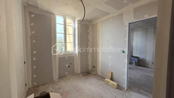 Situé à Rabastens, au premier étage d'un bâtiment datant de 1800, découvrez cet appartement de 27,2 m² qui allie le cachet de l’ancien à un beau potentiel d’aménagement.

L’appartement se compose de :
- Une pièce de vie avec cuisine ouverte,
- Une chambre,
- Une salle d’eau.

Un projet de rénovation maîtrisé : les travaux principaux de rénovation sont pris en charge par le vendeur, avec une livraison prévisionnelle en décembre 2026.
Vous pourrez personnaliser les finitions selon vos goûts : les revêtements de sol, les meubles de cuisine et les meubles de salle d’eau resteront à la charge de l’acquéreur.
Un nouveau système de chauffage électrique sera installé. La réalisation d’un nouveau DPE permettra de confirmer la performance énergétique du logement : une classe C est envisagée à titre prévisionnel.

Un bien idéal pour habiter ou investir : que vous recherchiez votre futur chez-vous ou un investissement locatif, cet appartement offre une belle opportunité de valorisation.
Loyer mensuel envisagé : 400 € / mois, soit 4 800 € de loyers annuels bruts, avant charges et fiscalité.

Attention, vous avez également la possibilité de jouir d'un jardin privatif de 30 m² selon l'option choisie. Contactez-moi pour plus d’informations ou pour organiser une visite.