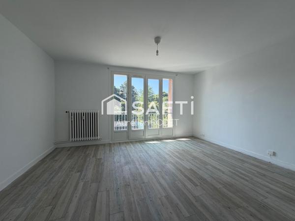 Appartement avec balcon et garage.
