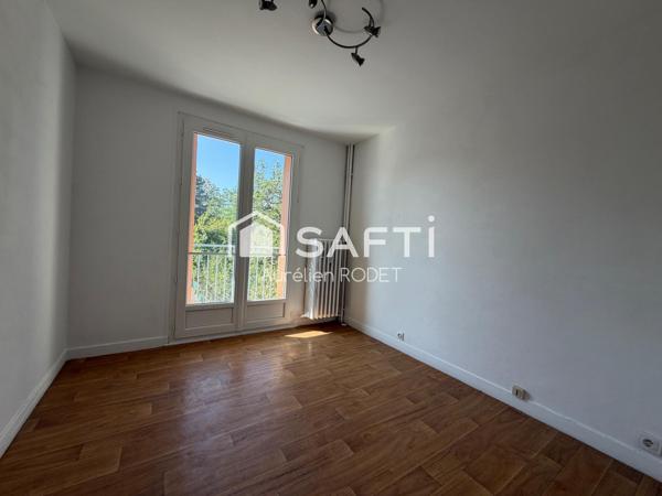Appartement avec balcon et garage.