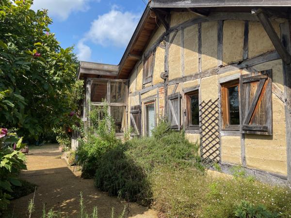 Maison à colombages restaurée sur terrain 5976 m² avec vue Pyrénées