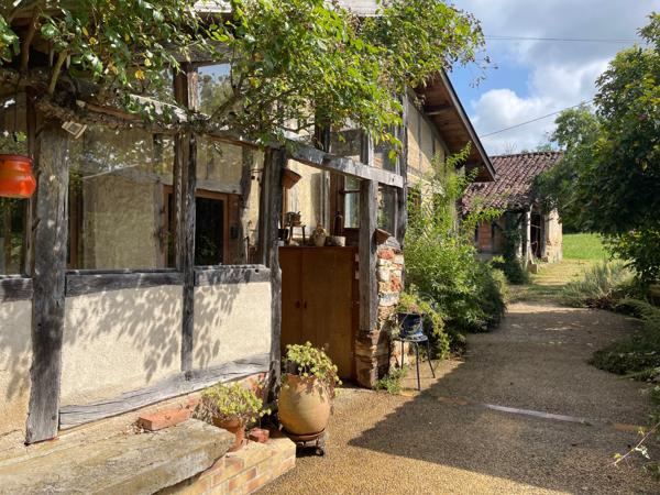 Maison à colombages restaurée sur terrain 5976 m² avec vue Pyrénées