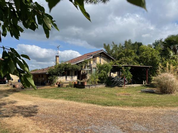Maison à colombages restaurée sur terrain 5976 m² avec vue Pyrénées