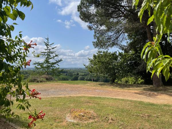 Maison à colombages restaurée sur terrain 5976 m² avec vue Pyrénées