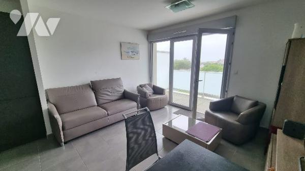 Studio avec balcon et stationnement, dans une résidence sécurisée avec ascenseur.