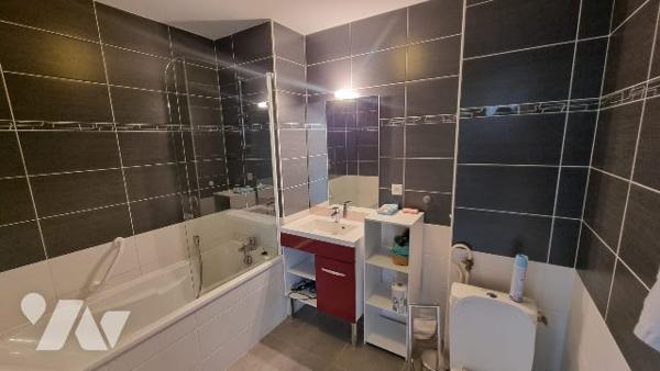 Studio avec balcon et stationnement, dans une résidence sécurisée avec ascenseur.