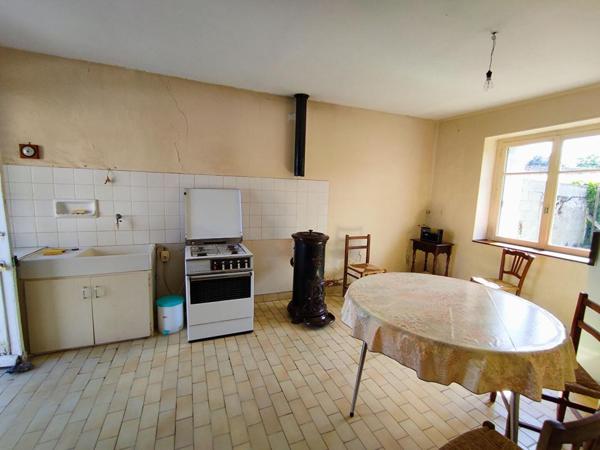 Maison de pays Yzeures Sur Creuse 3 pièces grange et terrain