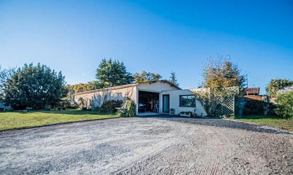 Local Commercial
        
        - 180 m² 215 000 € *