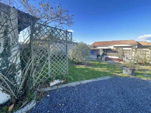 Local Commercial
        
        - 180 m² 215 000 € *