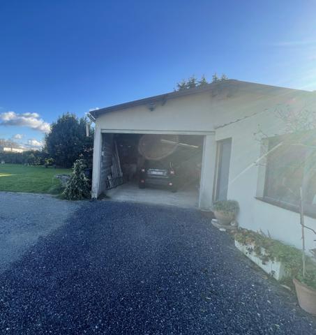 Local Commercial
        
        - 180 m² 215 000 € *