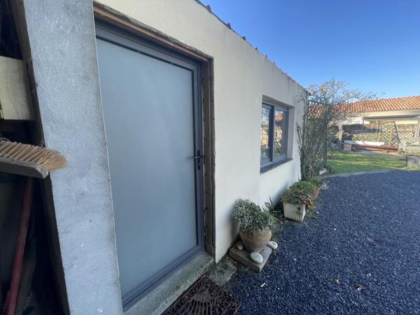 Local Commercial
        
        - 180 m² 215 000 € *
