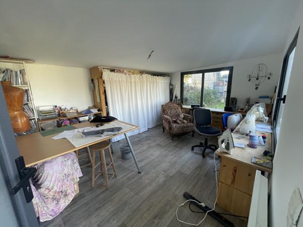 Local Commercial
        
        - 180 m² 215 000 € *