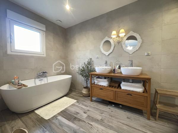 Maison contemporaine de 222,84 m²