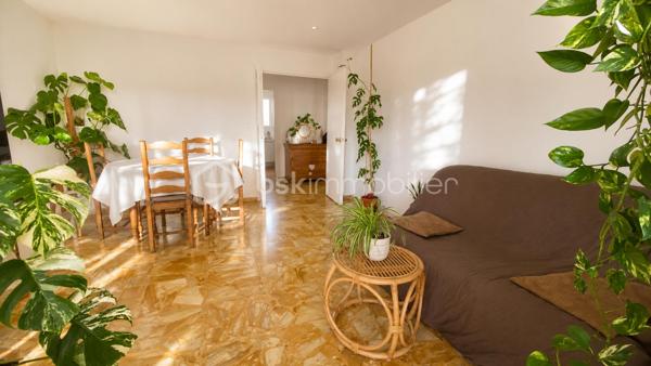 En Exclusivité, Idéalement situé dans une résidence avec ascenseur, sécurisée, calme et arborée, à proximité immédiate des commerces, découvrez ce très bel appartement 4 pièces , offrant de beaux volumes et une excellente fonctionnalité au quotidien.
Dès l'entrée, vous apprécierez son vaste hall avec placard de rangement et dégagement, véritable atout pour une organisation optimale de l'espace. Le séjour lumineux s'ouvre sur une agréable terrasse exposée Sud-Est avec vue dégagée sur les jardins de la résidence idéale pour profiter des beaux jours dans un environnement paisible.
La cuisine indépendante permet une utilisation pratique et conviviale. L'espace nuit, quant à lui, se compose de 3 grandes chambres équipées de placards, offrant à chacun son confort et ses espaces de rangement.
L'appartement dispose également d'une salle d'eau, d'un wc indépendant ainsi qu'un grand cellier particulièrement appréciable pouvant être aménagé selon vos besoins en dressing, bureau ou espace de stockage supplémentaire.
Pour compléter l'ensemble, une cave privative avec électricité est incluse, apportant un espace de rangement rare et pratique. 
Enfin, de nombreux stationnements collectifs au sein de la résidence facilitent le stationnement au quotidien.
Vous l'aurez compris cet appartement offrant de telles options est un bien rare à trouver dans ce secteur à ce prix là. A visiter sans tarder.