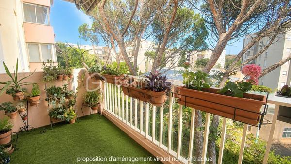 En Exclusivité, Idéalement situé dans une résidence avec ascenseur, sécurisée, calme et arborée, à proximité immédiate des commerces, découvrez ce très bel appartement 4 pièces , offrant de beaux volumes et une excellente fonctionnalité au quotidien.
Dès l'entrée, vous apprécierez son vaste hall avec placard de rangement et dégagement, véritable atout pour une organisation optimale de l'espace. Le séjour lumineux s'ouvre sur une agréable terrasse exposée Sud-Est avec vue dégagée sur les jardins de la résidence idéale pour profiter des beaux jours dans un environnement paisible.
La cuisine indépendante permet une utilisation pratique et conviviale. L'espace nuit, quant à lui, se compose de 3 grandes chambres équipées de placards, offrant à chacun son confort et ses espaces de rangement.
L'appartement dispose également d'une salle d'eau, d'un wc indépendant ainsi qu'un grand cellier particulièrement appréciable pouvant être aménagé selon vos besoins en dressing, bureau ou espace de stockage supplémentaire.
Pour compléter l'ensemble, une cave privative avec électricité est incluse, apportant un espace de rangement rare et pratique. 
Enfin, de nombreux stationnements collectifs au sein de la résidence facilitent le stationnement au quotidien.
Vous l'aurez compris cet appartement offrant de telles options est un bien rare à trouver dans ce secteur à ce prix là. A visiter sans tarder.
