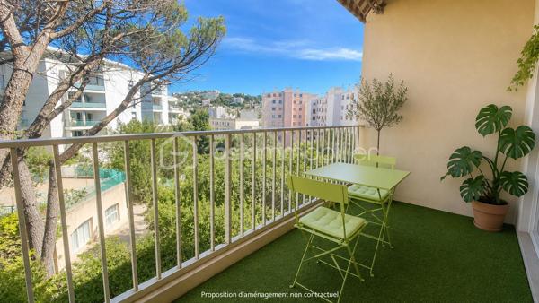 En Exclusivité, Idéalement situé dans une résidence avec ascenseur, sécurisée, calme et arborée, à proximité immédiate des commerces, découvrez ce très bel appartement 4 pièces , offrant de beaux volumes et une excellente fonctionnalité au quotidien.
Dès l'entrée, vous apprécierez son vaste hall avec placard de rangement et dégagement, véritable atout pour une organisation optimale de l'espace. Le séjour lumineux s'ouvre sur une agréable terrasse exposée Sud-Est avec vue dégagée sur les jardins de la résidence idéale pour profiter des beaux jours dans un environnement paisible.
La cuisine indépendante permet une utilisation pratique et conviviale. L'espace nuit, quant à lui, se compose de 3 grandes chambres équipées de placards, offrant à chacun son confort et ses espaces de rangement.
L'appartement dispose également d'une salle d'eau, d'un wc indépendant ainsi qu'un grand cellier particulièrement appréciable pouvant être aménagé selon vos besoins en dressing, bureau ou espace de stockage supplémentaire.
Pour compléter l'ensemble, une cave privative avec électricité est incluse, apportant un espace de rangement rare et pratique. 
Enfin, de nombreux stationnements collectifs au sein de la résidence facilitent le stationnement au quotidien.
Vous l'aurez compris cet appartement offrant de telles options est un bien rare à trouver dans ce secteur à ce prix là. A visiter sans tarder.