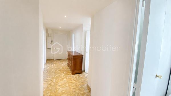 En Exclusivité, Idéalement situé dans une résidence avec ascenseur, sécurisée, calme et arborée, à proximité immédiate des commerces, découvrez ce très bel appartement 4 pièces , offrant de beaux volumes et une excellente fonctionnalité au quotidien.
Dès l'entrée, vous apprécierez son vaste hall avec placard de rangement et dégagement, véritable atout pour une organisation optimale de l'espace. Le séjour lumineux s'ouvre sur une agréable terrasse exposée Sud-Est avec vue dégagée sur les jardins de la résidence idéale pour profiter des beaux jours dans un environnement paisible.
La cuisine indépendante permet une utilisation pratique et conviviale. L'espace nuit, quant à lui, se compose de 3 grandes chambres équipées de placards, offrant à chacun son confort et ses espaces de rangement.
L'appartement dispose également d'une salle d'eau, d'un wc indépendant ainsi qu'un grand cellier particulièrement appréciable pouvant être aménagé selon vos besoins en dressing, bureau ou espace de stockage supplémentaire.
Pour compléter l'ensemble, une cave privative avec électricité est incluse, apportant un espace de rangement rare et pratique. 
Enfin, de nombreux stationnements collectifs au sein de la résidence facilitent le stationnement au quotidien.
Vous l'aurez compris cet appartement offrant de telles options est un bien rare à trouver dans ce secteur à ce prix là. A visiter sans tarder.