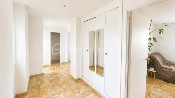 En Exclusivité, Idéalement situé dans une résidence avec ascenseur, sécurisée, calme et arborée, à proximité immédiate des commerces, découvrez ce très bel appartement 4 pièces , offrant de beaux volumes et une excellente fonctionnalité au quotidien.
Dès l'entrée, vous apprécierez son vaste hall avec placard de rangement et dégagement, véritable atout pour une organisation optimale de l'espace. Le séjour lumineux s'ouvre sur une agréable terrasse exposée Sud-Est avec vue dégagée sur les jardins de la résidence idéale pour profiter des beaux jours dans un environnement paisible.
La cuisine indépendante permet une utilisation pratique et conviviale. L'espace nuit, quant à lui, se compose de 3 grandes chambres équipées de placards, offrant à chacun son confort et ses espaces de rangement.
L'appartement dispose également d'une salle d'eau, d'un wc indépendant ainsi qu'un grand cellier particulièrement appréciable pouvant être aménagé selon vos besoins en dressing, bureau ou espace de stockage supplémentaire.
Pour compléter l'ensemble, une cave privative avec électricité est incluse, apportant un espace de rangement rare et pratique. 
Enfin, de nombreux stationnements collectifs au sein de la résidence facilitent le stationnement au quotidien.
Vous l'aurez compris cet appartement offrant de telles options est un bien rare à trouver dans ce secteur à ce prix là. A visiter sans tarder.