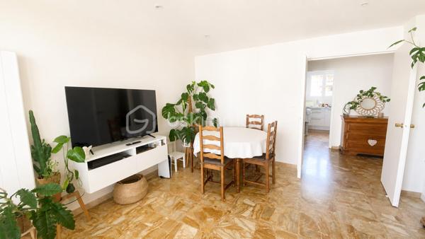En Exclusivité, Idéalement situé dans une résidence avec ascenseur, sécurisée, calme et arborée, à proximité immédiate des commerces, découvrez ce très bel appartement 4 pièces , offrant de beaux volumes et une excellente fonctionnalité au quotidien.
Dès l'entrée, vous apprécierez son vaste hall avec placard de rangement et dégagement, véritable atout pour une organisation optimale de l'espace. Le séjour lumineux s'ouvre sur une agréable terrasse exposée Sud-Est avec vue dégagée sur les jardins de la résidence idéale pour profiter des beaux jours dans un environnement paisible.
La cuisine indépendante permet une utilisation pratique et conviviale. L'espace nuit, quant à lui, se compose de 3 grandes chambres équipées de placards, offrant à chacun son confort et ses espaces de rangement.
L'appartement dispose également d'une salle d'eau, d'un wc indépendant ainsi qu'un grand cellier particulièrement appréciable pouvant être aménagé selon vos besoins en dressing, bureau ou espace de stockage supplémentaire.
Pour compléter l'ensemble, une cave privative avec électricité est incluse, apportant un espace de rangement rare et pratique. 
Enfin, de nombreux stationnements collectifs au sein de la résidence facilitent le stationnement au quotidien.
Vous l'aurez compris cet appartement offrant de telles options est un bien rare à trouver dans ce secteur à ce prix là. A visiter sans tarder.