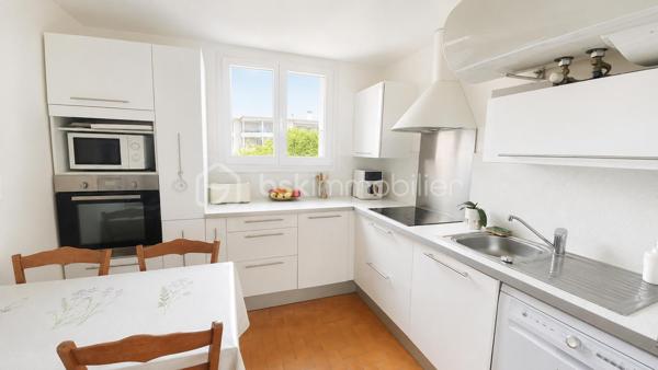 En Exclusivité, Idéalement situé dans une résidence avec ascenseur, sécurisée, calme et arborée, à proximité immédiate des commerces, découvrez ce très bel appartement 4 pièces , offrant de beaux volumes et une excellente fonctionnalité au quotidien.
Dès l'entrée, vous apprécierez son vaste hall avec placard de rangement et dégagement, véritable atout pour une organisation optimale de l'espace. Le séjour lumineux s'ouvre sur une agréable terrasse exposée Sud-Est avec vue dégagée sur les jardins de la résidence idéale pour profiter des beaux jours dans un environnement paisible.
La cuisine indépendante permet une utilisation pratique et conviviale. L'espace nuit, quant à lui, se compose de 3 grandes chambres équipées de placards, offrant à chacun son confort et ses espaces de rangement.
L'appartement dispose également d'une salle d'eau, d'un wc indépendant ainsi qu'un grand cellier particulièrement appréciable pouvant être aménagé selon vos besoins en dressing, bureau ou espace de stockage supplémentaire.
Pour compléter l'ensemble, une cave privative avec électricité est incluse, apportant un espace de rangement rare et pratique. 
Enfin, de nombreux stationnements collectifs au sein de la résidence facilitent le stationnement au quotidien.
Vous l'aurez compris cet appartement offrant de telles options est un bien rare à trouver dans ce secteur à ce prix là. A visiter sans tarder.
