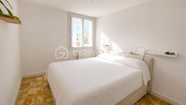 En Exclusivité, Idéalement situé dans une résidence avec ascenseur, sécurisée, calme et arborée, à proximité immédiate des commerces, découvrez ce très bel appartement 4 pièces , offrant de beaux volumes et une excellente fonctionnalité au quotidien.
Dès l'entrée, vous apprécierez son vaste hall avec placard de rangement et dégagement, véritable atout pour une organisation optimale de l'espace. Le séjour lumineux s'ouvre sur une agréable terrasse exposée Sud-Est avec vue dégagée sur les jardins de la résidence idéale pour profiter des beaux jours dans un environnement paisible.
La cuisine indépendante permet une utilisation pratique et conviviale. L'espace nuit, quant à lui, se compose de 3 grandes chambres équipées de placards, offrant à chacun son confort et ses espaces de rangement.
L'appartement dispose également d'une salle d'eau, d'un wc indépendant ainsi qu'un grand cellier particulièrement appréciable pouvant être aménagé selon vos besoins en dressing, bureau ou espace de stockage supplémentaire.
Pour compléter l'ensemble, une cave privative avec électricité est incluse, apportant un espace de rangement rare et pratique. 
Enfin, de nombreux stationnements collectifs au sein de la résidence facilitent le stationnement au quotidien.
Vous l'aurez compris cet appartement offrant de telles options est un bien rare à trouver dans ce secteur à ce prix là. A visiter sans tarder.