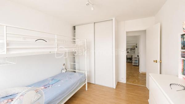 En Exclusivité, Idéalement situé dans une résidence avec ascenseur, sécurisée, calme et arborée, à proximité immédiate des commerces, découvrez ce très bel appartement 4 pièces , offrant de beaux volumes et une excellente fonctionnalité au quotidien.
Dès l'entrée, vous apprécierez son vaste hall avec placard de rangement et dégagement, véritable atout pour une organisation optimale de l'espace. Le séjour lumineux s'ouvre sur une agréable terrasse exposée Sud-Est avec vue dégagée sur les jardins de la résidence idéale pour profiter des beaux jours dans un environnement paisible.
La cuisine indépendante permet une utilisation pratique et conviviale. L'espace nuit, quant à lui, se compose de 3 grandes chambres équipées de placards, offrant à chacun son confort et ses espaces de rangement.
L'appartement dispose également d'une salle d'eau, d'un wc indépendant ainsi qu'un grand cellier particulièrement appréciable pouvant être aménagé selon vos besoins en dressing, bureau ou espace de stockage supplémentaire.
Pour compléter l'ensemble, une cave privative avec électricité est incluse, apportant un espace de rangement rare et pratique. 
Enfin, de nombreux stationnements collectifs au sein de la résidence facilitent le stationnement au quotidien.
Vous l'aurez compris cet appartement offrant de telles options est un bien rare à trouver dans ce secteur à ce prix là. A visiter sans tarder.