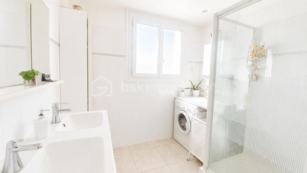 En Exclusivité, Idéalement situé dans une résidence avec ascenseur, sécurisée, calme et arborée, à proximité immédiate des commerces, découvrez ce très bel appartement 4 pièces , offrant de beaux volumes et une excellente fonctionnalité au quotidien.
Dès l'entrée, vous apprécierez son vaste hall avec placard de rangement et dégagement, véritable atout pour une organisation optimale de l'espace. Le séjour lumineux s'ouvre sur une agréable terrasse exposée Sud-Est avec vue dégagée sur les jardins de la résidence idéale pour profiter des beaux jours dans un environnement paisible.
La cuisine indépendante permet une utilisation pratique et conviviale. L'espace nuit, quant à lui, se compose de 3 grandes chambres équipées de placards, offrant à chacun son confort et ses espaces de rangement.
L'appartement dispose également d'une salle d'eau, d'un wc indépendant ainsi qu'un grand cellier particulièrement appréciable pouvant être aménagé selon vos besoins en dressing, bureau ou espace de stockage supplémentaire.
Pour compléter l'ensemble, une cave privative avec électricité est incluse, apportant un espace de rangement rare et pratique. 
Enfin, de nombreux stationnements collectifs au sein de la résidence facilitent le stationnement au quotidien.
Vous l'aurez compris cet appartement offrant de telles options est un bien rare à trouver dans ce secteur à ce prix là. A visiter sans tarder.