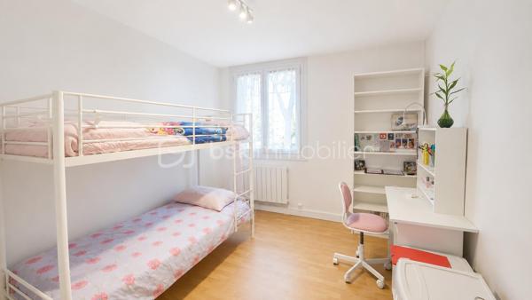 En Exclusivité, Idéalement situé dans une résidence avec ascenseur, sécurisée, calme et arborée, à proximité immédiate des commerces, découvrez ce très bel appartement 4 pièces , offrant de beaux volumes et une excellente fonctionnalité au quotidien.
Dès l'entrée, vous apprécierez son vaste hall avec placard de rangement et dégagement, véritable atout pour une organisation optimale de l'espace. Le séjour lumineux s'ouvre sur une agréable terrasse exposée Sud-Est avec vue dégagée sur les jardins de la résidence idéale pour profiter des beaux jours dans un environnement paisible.
La cuisine indépendante permet une utilisation pratique et conviviale. L'espace nuit, quant à lui, se compose de 3 grandes chambres équipées de placards, offrant à chacun son confort et ses espaces de rangement.
L'appartement dispose également d'une salle d'eau, d'un wc indépendant ainsi qu'un grand cellier particulièrement appréciable pouvant être aménagé selon vos besoins en dressing, bureau ou espace de stockage supplémentaire.
Pour compléter l'ensemble, une cave privative avec électricité est incluse, apportant un espace de rangement rare et pratique. 
Enfin, de nombreux stationnements collectifs au sein de la résidence facilitent le stationnement au quotidien.
Vous l'aurez compris cet appartement offrant de telles options est un bien rare à trouver dans ce secteur à ce prix là. A visiter sans tarder.