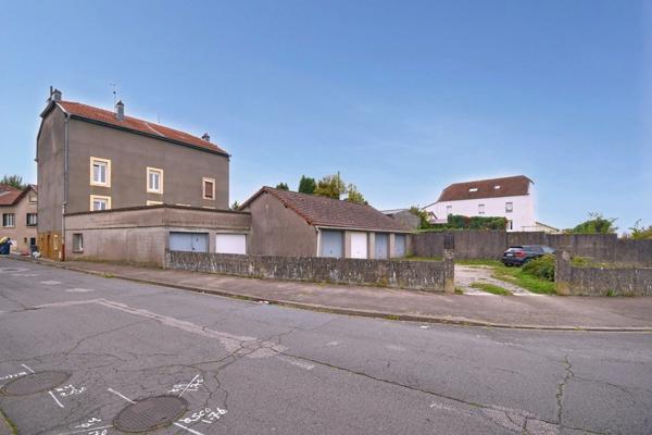 IDÉAL INVESTISSEURS – ENSEMBLE IMMOBILIER + 7 GARAGES À MONT-SAINT-MARTIN