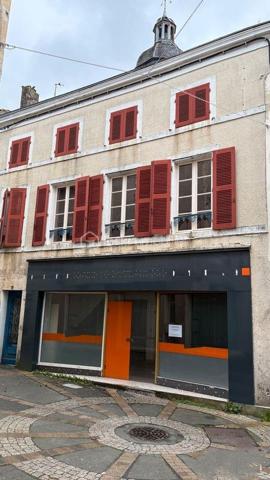 Immeuble sur 3 niveaux avec cave, idéal pour un projet commercial, professionnel et d'habitation.

Découvrez cet immeuble commercial unique à rafraîchir  en plein cœur du centre ville de Melle, parfait pour ceux recherchant un investissement lucratif.

✔Côté place – Local commercial de 140 m² 

RDC: Local commercial  avec vitrine 
Au 1er étage : grande pièce lumineuse avec vitrine donnant sur la place, équipée de sanitaires.
Au 2e étage : vaste grenier aménageable.
Cave en sous-sol.

✔Côté rue piétonne – Appartement indépendant 120m² 

Entrée indépendante desservant un spacieux appartement comprenant :

1er étage :
Grand séjour avec espace bureau d'environ 50 m².
Cuisine ouverte aménagée.
Accès direct à une terrasse avec vue  direct sur le beffroi
Dégagement et WC indépendant.

2e étage :
Trois chambres, dont une avec lavabo.
Dressing.
Salle d'eau.

Les atouts:
Double accès (place et rue piétonne).
Local commercial avec excellente visibilité.
Appartement indépendant.
Nombreuses possibilités d'aménagement : commerce, bureaux, investissement locatif, habitation principale avec activité professionnelle, etc.
Grenier et cave offrant un potentiel de stockage ou d'aménagement supplémentaire.
Une opportunité coup de cœur à ne pas manquer ! Contactez Sophie Gaboreau pour votre visite privée.