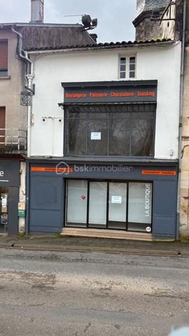 Immeuble sur 3 niveaux avec cave, idéal pour un projet commercial, professionnel et d'habitation.

Découvrez cet immeuble commercial unique à rafraîchir  en plein cœur du centre ville de Melle, parfait pour ceux recherchant un investissement lucratif.

✔Côté place – Local commercial de 140 m² 

RDC: Local commercial  avec vitrine 
Au 1er étage : grande pièce lumineuse avec vitrine donnant sur la place, équipée de sanitaires.
Au 2e étage : vaste grenier aménageable.
Cave en sous-sol.

✔Côté rue piétonne – Appartement indépendant 120m² 

Entrée indépendante desservant un spacieux appartement comprenant :

1er étage :
Grand séjour avec espace bureau d'environ 50 m².
Cuisine ouverte aménagée.
Accès direct à une terrasse avec vue  direct sur le beffroi
Dégagement et WC indépendant.

2e étage :
Trois chambres, dont une avec lavabo.
Dressing.
Salle d'eau.

Les atouts:
Double accès (place et rue piétonne).
Local commercial avec excellente visibilité.
Appartement indépendant.
Nombreuses possibilités d'aménagement : commerce, bureaux, investissement locatif, habitation principale avec activité professionnelle, etc.
Grenier et cave offrant un potentiel de stockage ou d'aménagement supplémentaire.
Une opportunité coup de cœur à ne pas manquer ! Contactez Sophie Gaboreau pour votre visite privée.