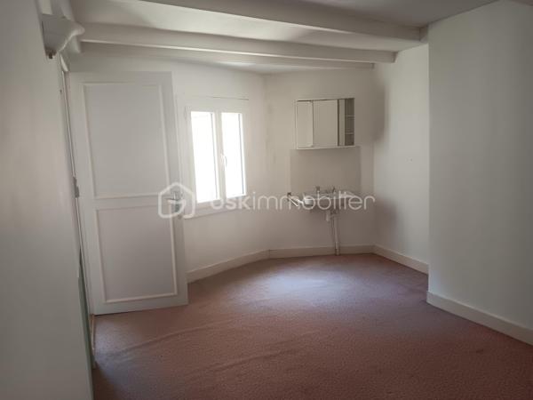 Immeuble sur 3 niveaux avec cave, idéal pour un projet commercial, professionnel et d'habitation.

Découvrez cet immeuble commercial unique à rafraîchir  en plein cœur du centre ville de Melle, parfait pour ceux recherchant un investissement lucratif.

✔Côté place – Local commercial de 140 m² 

RDC: Local commercial  avec vitrine 
Au 1er étage : grande pièce lumineuse avec vitrine donnant sur la place, équipée de sanitaires.
Au 2e étage : vaste grenier aménageable.
Cave en sous-sol.

✔Côté rue piétonne – Appartement indépendant 120m² 

Entrée indépendante desservant un spacieux appartement comprenant :

1er étage :
Grand séjour avec espace bureau d'environ 50 m².
Cuisine ouverte aménagée.
Accès direct à une terrasse avec vue  direct sur le beffroi
Dégagement et WC indépendant.

2e étage :
Trois chambres, dont une avec lavabo.
Dressing.
Salle d'eau.

Les atouts:
Double accès (place et rue piétonne).
Local commercial avec excellente visibilité.
Appartement indépendant.
Nombreuses possibilités d'aménagement : commerce, bureaux, investissement locatif, habitation principale avec activité professionnelle, etc.
Grenier et cave offrant un potentiel de stockage ou d'aménagement supplémentaire.
Une opportunité coup de cœur à ne pas manquer ! Contactez Sophie Gaboreau pour votre visite privée.