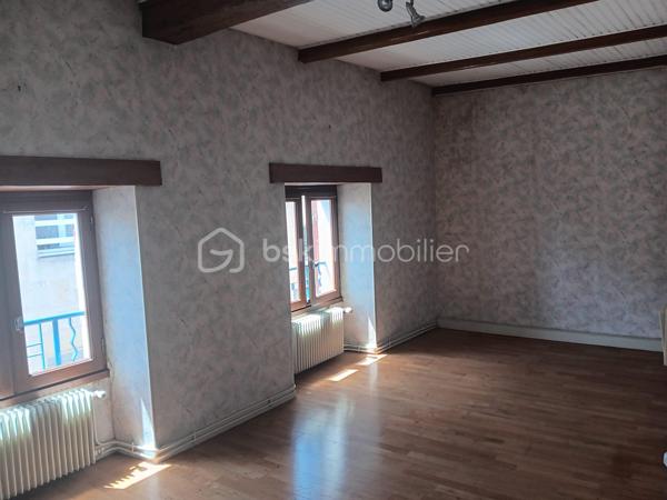 Immeuble sur 3 niveaux avec cave, idéal pour un projet commercial, professionnel et d'habitation.

Découvrez cet immeuble commercial unique à rafraîchir  en plein cœur du centre ville de Melle, parfait pour ceux recherchant un investissement lucratif.

✔Côté place – Local commercial de 140 m² 

RDC: Local commercial  avec vitrine 
Au 1er étage : grande pièce lumineuse avec vitrine donnant sur la place, équipée de sanitaires.
Au 2e étage : vaste grenier aménageable.
Cave en sous-sol.

✔Côté rue piétonne – Appartement indépendant 120m² 

Entrée indépendante desservant un spacieux appartement comprenant :

1er étage :
Grand séjour avec espace bureau d'environ 50 m².
Cuisine ouverte aménagée.
Accès direct à une terrasse avec vue  direct sur le beffroi
Dégagement et WC indépendant.

2e étage :
Trois chambres, dont une avec lavabo.
Dressing.
Salle d'eau.

Les atouts:
Double accès (place et rue piétonne).
Local commercial avec excellente visibilité.
Appartement indépendant.
Nombreuses possibilités d'aménagement : commerce, bureaux, investissement locatif, habitation principale avec activité professionnelle, etc.
Grenier et cave offrant un potentiel de stockage ou d'aménagement supplémentaire.
Une opportunité coup de cœur à ne pas manquer ! Contactez Sophie Gaboreau pour votre visite privée.