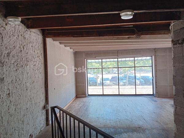 Immeuble sur 3 niveaux avec cave, idéal pour un projet commercial, professionnel et d'habitation.

Découvrez cet immeuble commercial unique à rafraîchir  en plein cœur du centre ville de Melle, parfait pour ceux recherchant un investissement lucratif.

✔Côté place – Local commercial de 140 m² 

RDC: Local commercial  avec vitrine 
Au 1er étage : grande pièce lumineuse avec vitrine donnant sur la place, équipée de sanitaires.
Au 2e étage : vaste grenier aménageable.
Cave en sous-sol.

✔Côté rue piétonne – Appartement indépendant 120m² 

Entrée indépendante desservant un spacieux appartement comprenant :

1er étage :
Grand séjour avec espace bureau d'environ 50 m².
Cuisine ouverte aménagée.
Accès direct à une terrasse avec vue  direct sur le beffroi
Dégagement et WC indépendant.

2e étage :
Trois chambres, dont une avec lavabo.
Dressing.
Salle d'eau.

Les atouts:
Double accès (place et rue piétonne).
Local commercial avec excellente visibilité.
Appartement indépendant.
Nombreuses possibilités d'aménagement : commerce, bureaux, investissement locatif, habitation principale avec activité professionnelle, etc.
Grenier et cave offrant un potentiel de stockage ou d'aménagement supplémentaire.
Une opportunité coup de cœur à ne pas manquer ! Contactez Sophie Gaboreau pour votre visite privée.