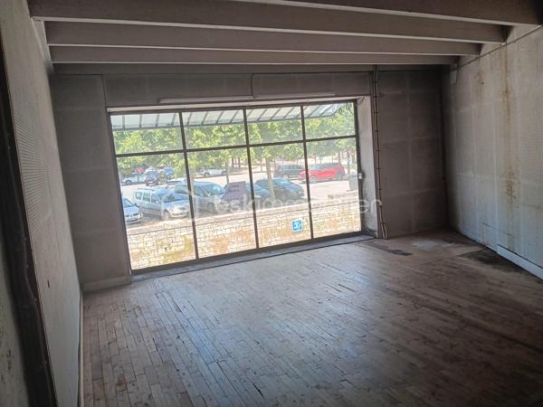 Immeuble sur 3 niveaux avec cave, idéal pour un projet commercial, professionnel et d'habitation.

Découvrez cet immeuble commercial unique à rafraîchir  en plein cœur du centre ville de Melle, parfait pour ceux recherchant un investissement lucratif.

✔Côté place – Local commercial de 140 m² 

RDC: Local commercial  avec vitrine 
Au 1er étage : grande pièce lumineuse avec vitrine donnant sur la place, équipée de sanitaires.
Au 2e étage : vaste grenier aménageable.
Cave en sous-sol.

✔Côté rue piétonne – Appartement indépendant 120m² 

Entrée indépendante desservant un spacieux appartement comprenant :

1er étage :
Grand séjour avec espace bureau d'environ 50 m².
Cuisine ouverte aménagée.
Accès direct à une terrasse avec vue  direct sur le beffroi
Dégagement et WC indépendant.

2e étage :
Trois chambres, dont une avec lavabo.
Dressing.
Salle d'eau.

Les atouts:
Double accès (place et rue piétonne).
Local commercial avec excellente visibilité.
Appartement indépendant.
Nombreuses possibilités d'aménagement : commerce, bureaux, investissement locatif, habitation principale avec activité professionnelle, etc.
Grenier et cave offrant un potentiel de stockage ou d'aménagement supplémentaire.
Une opportunité coup de cœur à ne pas manquer ! Contactez Sophie Gaboreau pour votre visite privée.