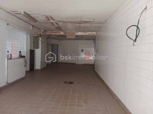 Immeuble sur 3 niveaux avec cave, idéal pour un projet commercial, professionnel et d'habitation.

Découvrez cet immeuble commercial unique à rafraîchir  en plein cœur du centre ville de Melle, parfait pour ceux recherchant un investissement lucratif.

✔Côté place – Local commercial de 140 m² 

RDC: Local commercial  avec vitrine 
Au 1er étage : grande pièce lumineuse avec vitrine donnant sur la place, équipée de sanitaires.
Au 2e étage : vaste grenier aménageable.
Cave en sous-sol.

✔Côté rue piétonne – Appartement indépendant 120m² 

Entrée indépendante desservant un spacieux appartement comprenant :

1er étage :
Grand séjour avec espace bureau d'environ 50 m².
Cuisine ouverte aménagée.
Accès direct à une terrasse avec vue  direct sur le beffroi
Dégagement et WC indépendant.

2e étage :
Trois chambres, dont une avec lavabo.
Dressing.
Salle d'eau.

Les atouts:
Double accès (place et rue piétonne).
Local commercial avec excellente visibilité.
Appartement indépendant.
Nombreuses possibilités d'aménagement : commerce, bureaux, investissement locatif, habitation principale avec activité professionnelle, etc.
Grenier et cave offrant un potentiel de stockage ou d'aménagement supplémentaire.
Une opportunité coup de cœur à ne pas manquer ! Contactez Sophie Gaboreau pour votre visite privée.