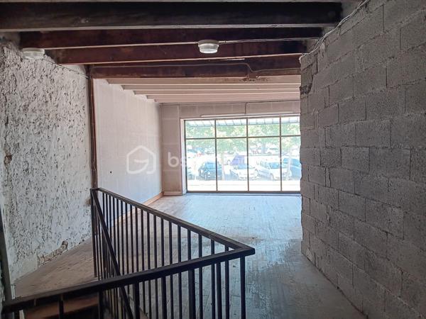 Immeuble sur 3 niveaux avec cave, idéal pour un projet commercial, professionnel et d'habitation.

Découvrez cet immeuble commercial unique à rafraîchir  en plein cœur du centre ville de Melle, parfait pour ceux recherchant un investissement lucratif.

✔Côté place – Local commercial de 140 m² 

RDC: Local commercial  avec vitrine 
Au 1er étage : grande pièce lumineuse avec vitrine donnant sur la place, équipée de sanitaires.
Au 2e étage : vaste grenier aménageable.
Cave en sous-sol.

✔Côté rue piétonne – Appartement indépendant 120m² 

Entrée indépendante desservant un spacieux appartement comprenant :

1er étage :
Grand séjour avec espace bureau d'environ 50 m².
Cuisine ouverte aménagée.
Accès direct à une terrasse avec vue  direct sur le beffroi
Dégagement et WC indépendant.

2e étage :
Trois chambres, dont une avec lavabo.
Dressing.
Salle d'eau.

Les atouts:
Double accès (place et rue piétonne).
Local commercial avec excellente visibilité.
Appartement indépendant.
Nombreuses possibilités d'aménagement : commerce, bureaux, investissement locatif, habitation principale avec activité professionnelle, etc.
Grenier et cave offrant un potentiel de stockage ou d'aménagement supplémentaire.
Une opportunité coup de cœur à ne pas manquer ! Contactez Sophie Gaboreau pour votre visite privée.