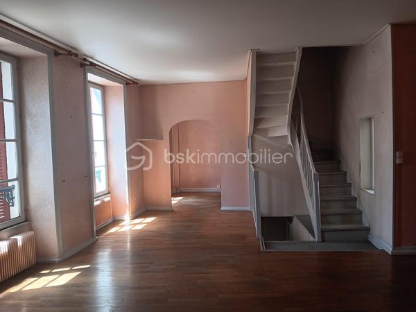Immeuble sur 3 niveaux avec cave, idéal pour un projet commercial, professionnel et d'habitation.

Découvrez cet immeuble commercial unique à rafraîchir  en plein cœur du centre ville de Melle, parfait pour ceux recherchant un investissement lucratif.

✔Côté place – Local commercial de 140 m² 

RDC: Local commercial  avec vitrine 
Au 1er étage : grande pièce lumineuse avec vitrine donnant sur la place, équipée de sanitaires.
Au 2e étage : vaste grenier aménageable.
Cave en sous-sol.

✔Côté rue piétonne – Appartement indépendant 120m² 

Entrée indépendante desservant un spacieux appartement comprenant :

1er étage :
Grand séjour avec espace bureau d'environ 50 m².
Cuisine ouverte aménagée.
Accès direct à une terrasse avec vue  direct sur le beffroi
Dégagement et WC indépendant.

2e étage :
Trois chambres, dont une avec lavabo.
Dressing.
Salle d'eau.

Les atouts:
Double accès (place et rue piétonne).
Local commercial avec excellente visibilité.
Appartement indépendant.
Nombreuses possibilités d'aménagement : commerce, bureaux, investissement locatif, habitation principale avec activité professionnelle, etc.
Grenier et cave offrant un potentiel de stockage ou d'aménagement supplémentaire.
Une opportunité coup de cœur à ne pas manquer ! Contactez Sophie Gaboreau pour votre visite privée.