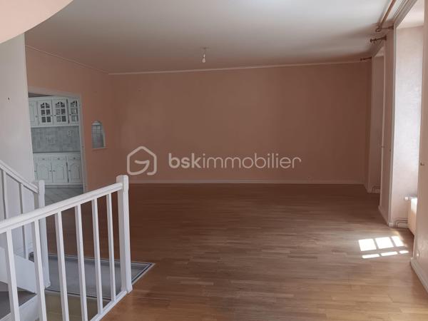 Immeuble sur 3 niveaux avec cave, idéal pour un projet commercial, professionnel et d'habitation.

Découvrez cet immeuble commercial unique à rafraîchir  en plein cœur du centre ville de Melle, parfait pour ceux recherchant un investissement lucratif.

✔Côté place – Local commercial de 140 m² 

RDC: Local commercial  avec vitrine 
Au 1er étage : grande pièce lumineuse avec vitrine donnant sur la place, équipée de sanitaires.
Au 2e étage : vaste grenier aménageable.
Cave en sous-sol.

✔Côté rue piétonne – Appartement indépendant 120m² 

Entrée indépendante desservant un spacieux appartement comprenant :

1er étage :
Grand séjour avec espace bureau d'environ 50 m².
Cuisine ouverte aménagée.
Accès direct à une terrasse avec vue  direct sur le beffroi
Dégagement et WC indépendant.

2e étage :
Trois chambres, dont une avec lavabo.
Dressing.
Salle d'eau.

Les atouts:
Double accès (place et rue piétonne).
Local commercial avec excellente visibilité.
Appartement indépendant.
Nombreuses possibilités d'aménagement : commerce, bureaux, investissement locatif, habitation principale avec activité professionnelle, etc.
Grenier et cave offrant un potentiel de stockage ou d'aménagement supplémentaire.
Une opportunité coup de cœur à ne pas manquer ! Contactez Sophie Gaboreau pour votre visite privée.