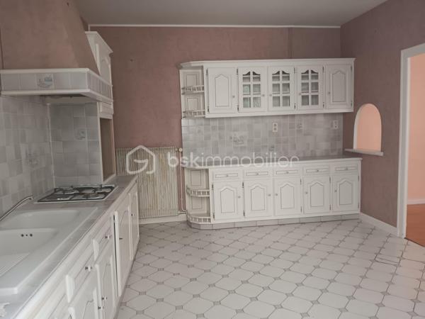 Immeuble sur 3 niveaux avec cave, idéal pour un projet commercial, professionnel et d'habitation.

Découvrez cet immeuble commercial unique à rafraîchir  en plein cœur du centre ville de Melle, parfait pour ceux recherchant un investissement lucratif.

✔Côté place – Local commercial de 140 m² 

RDC: Local commercial  avec vitrine 
Au 1er étage : grande pièce lumineuse avec vitrine donnant sur la place, équipée de sanitaires.
Au 2e étage : vaste grenier aménageable.
Cave en sous-sol.

✔Côté rue piétonne – Appartement indépendant 120m² 

Entrée indépendante desservant un spacieux appartement comprenant :

1er étage :
Grand séjour avec espace bureau d'environ 50 m².
Cuisine ouverte aménagée.
Accès direct à une terrasse avec vue  direct sur le beffroi
Dégagement et WC indépendant.

2e étage :
Trois chambres, dont une avec lavabo.
Dressing.
Salle d'eau.

Les atouts:
Double accès (place et rue piétonne).
Local commercial avec excellente visibilité.
Appartement indépendant.
Nombreuses possibilités d'aménagement : commerce, bureaux, investissement locatif, habitation principale avec activité professionnelle, etc.
Grenier et cave offrant un potentiel de stockage ou d'aménagement supplémentaire.
Une opportunité coup de cœur à ne pas manquer ! Contactez Sophie Gaboreau pour votre visite privée.