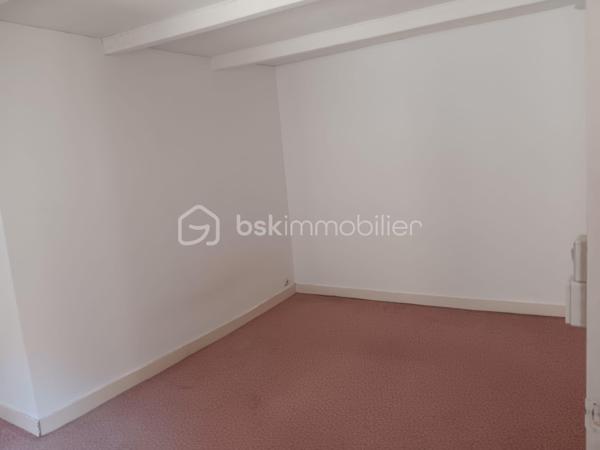 Immeuble sur 3 niveaux avec cave, idéal pour un projet commercial, professionnel et d'habitation.

Découvrez cet immeuble commercial unique à rafraîchir  en plein cœur du centre ville de Melle, parfait pour ceux recherchant un investissement lucratif.

✔Côté place – Local commercial de 140 m² 

RDC: Local commercial  avec vitrine 
Au 1er étage : grande pièce lumineuse avec vitrine donnant sur la place, équipée de sanitaires.
Au 2e étage : vaste grenier aménageable.
Cave en sous-sol.

✔Côté rue piétonne – Appartement indépendant 120m² 

Entrée indépendante desservant un spacieux appartement comprenant :

1er étage :
Grand séjour avec espace bureau d'environ 50 m².
Cuisine ouverte aménagée.
Accès direct à une terrasse avec vue  direct sur le beffroi
Dégagement et WC indépendant.

2e étage :
Trois chambres, dont une avec lavabo.
Dressing.
Salle d'eau.

Les atouts:
Double accès (place et rue piétonne).
Local commercial avec excellente visibilité.
Appartement indépendant.
Nombreuses possibilités d'aménagement : commerce, bureaux, investissement locatif, habitation principale avec activité professionnelle, etc.
Grenier et cave offrant un potentiel de stockage ou d'aménagement supplémentaire.
Une opportunité coup de cœur à ne pas manquer ! Contactez Sophie Gaboreau pour votre visite privée.
