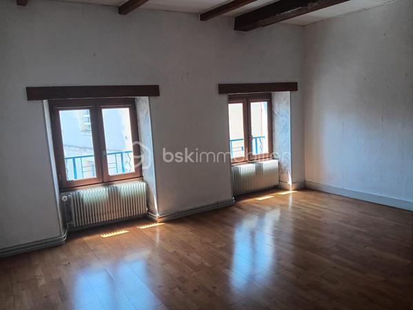 Immeuble sur 3 niveaux avec cave, idéal pour un projet commercial, professionnel et d'habitation.

Découvrez cet immeuble commercial unique à rafraîchir  en plein cœur du centre ville de Melle, parfait pour ceux recherchant un investissement lucratif.

✔Côté place – Local commercial de 140 m² 

RDC: Local commercial  avec vitrine 
Au 1er étage : grande pièce lumineuse avec vitrine donnant sur la place, équipée de sanitaires.
Au 2e étage : vaste grenier aménageable.
Cave en sous-sol.

✔Côté rue piétonne – Appartement indépendant 120m² 

Entrée indépendante desservant un spacieux appartement comprenant :

1er étage :
Grand séjour avec espace bureau d'environ 50 m².
Cuisine ouverte aménagée.
Accès direct à une terrasse avec vue  direct sur le beffroi
Dégagement et WC indépendant.

2e étage :
Trois chambres, dont une avec lavabo.
Dressing.
Salle d'eau.

Les atouts:
Double accès (place et rue piétonne).
Local commercial avec excellente visibilité.
Appartement indépendant.
Nombreuses possibilités d'aménagement : commerce, bureaux, investissement locatif, habitation principale avec activité professionnelle, etc.
Grenier et cave offrant un potentiel de stockage ou d'aménagement supplémentaire.
Une opportunité coup de cœur à ne pas manquer ! Contactez Sophie Gaboreau pour votre visite privée.