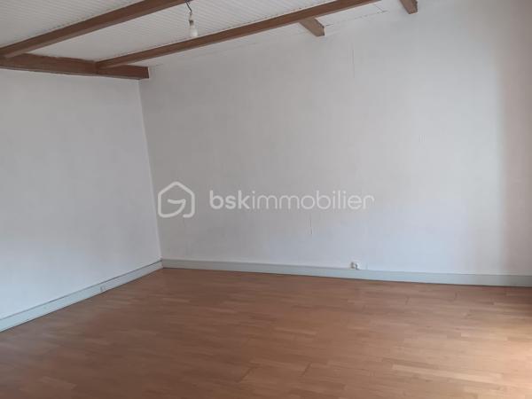 Immeuble sur 3 niveaux avec cave, idéal pour un projet commercial, professionnel et d'habitation.

Découvrez cet immeuble commercial unique à rafraîchir  en plein cœur du centre ville de Melle, parfait pour ceux recherchant un investissement lucratif.

✔Côté place – Local commercial de 140 m² 

RDC: Local commercial  avec vitrine 
Au 1er étage : grande pièce lumineuse avec vitrine donnant sur la place, équipée de sanitaires.
Au 2e étage : vaste grenier aménageable.
Cave en sous-sol.

✔Côté rue piétonne – Appartement indépendant 120m² 

Entrée indépendante desservant un spacieux appartement comprenant :

1er étage :
Grand séjour avec espace bureau d'environ 50 m².
Cuisine ouverte aménagée.
Accès direct à une terrasse avec vue  direct sur le beffroi
Dégagement et WC indépendant.

2e étage :
Trois chambres, dont une avec lavabo.
Dressing.
Salle d'eau.

Les atouts:
Double accès (place et rue piétonne).
Local commercial avec excellente visibilité.
Appartement indépendant.
Nombreuses possibilités d'aménagement : commerce, bureaux, investissement locatif, habitation principale avec activité professionnelle, etc.
Grenier et cave offrant un potentiel de stockage ou d'aménagement supplémentaire.
Une opportunité coup de cœur à ne pas manquer ! Contactez Sophie Gaboreau pour votre visite privée.